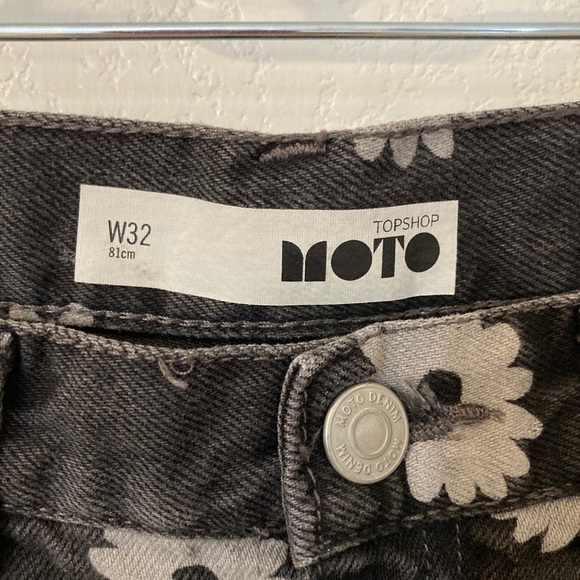 ❗️5X$30❗️ Black Floral Women's Shorts - Picture 2 of 4